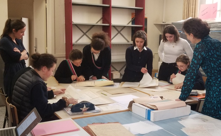 élèves au travail avec les membres de la mission archives (Sophie Mieczkowski debout à gauche, Claire Tudoret, notre active stagiaire en pull blanc au milieu et Anne Liskenne en bleu, de dos à droite)