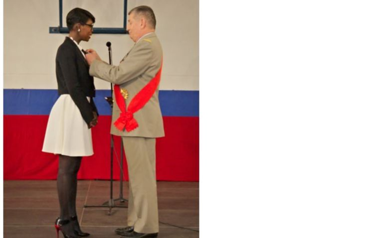 Madame Grandmontagne recevant la médaille de l'ordre du mérite