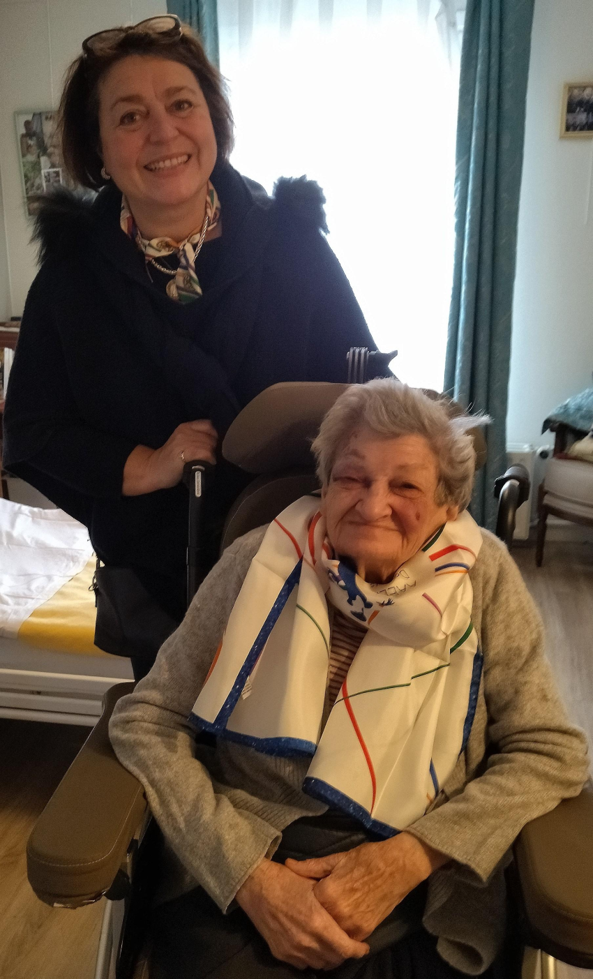 Madame de la Follye de Joux fêtant ses 100 ans avec notre présidente Marie-Laure Paris